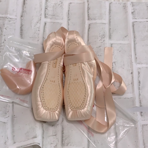 Ballet Pointe Shoes - Picture 6 of 7